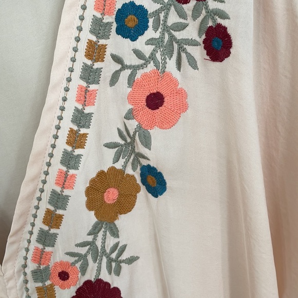 Entro embroidery top. - Picture 3 of 4